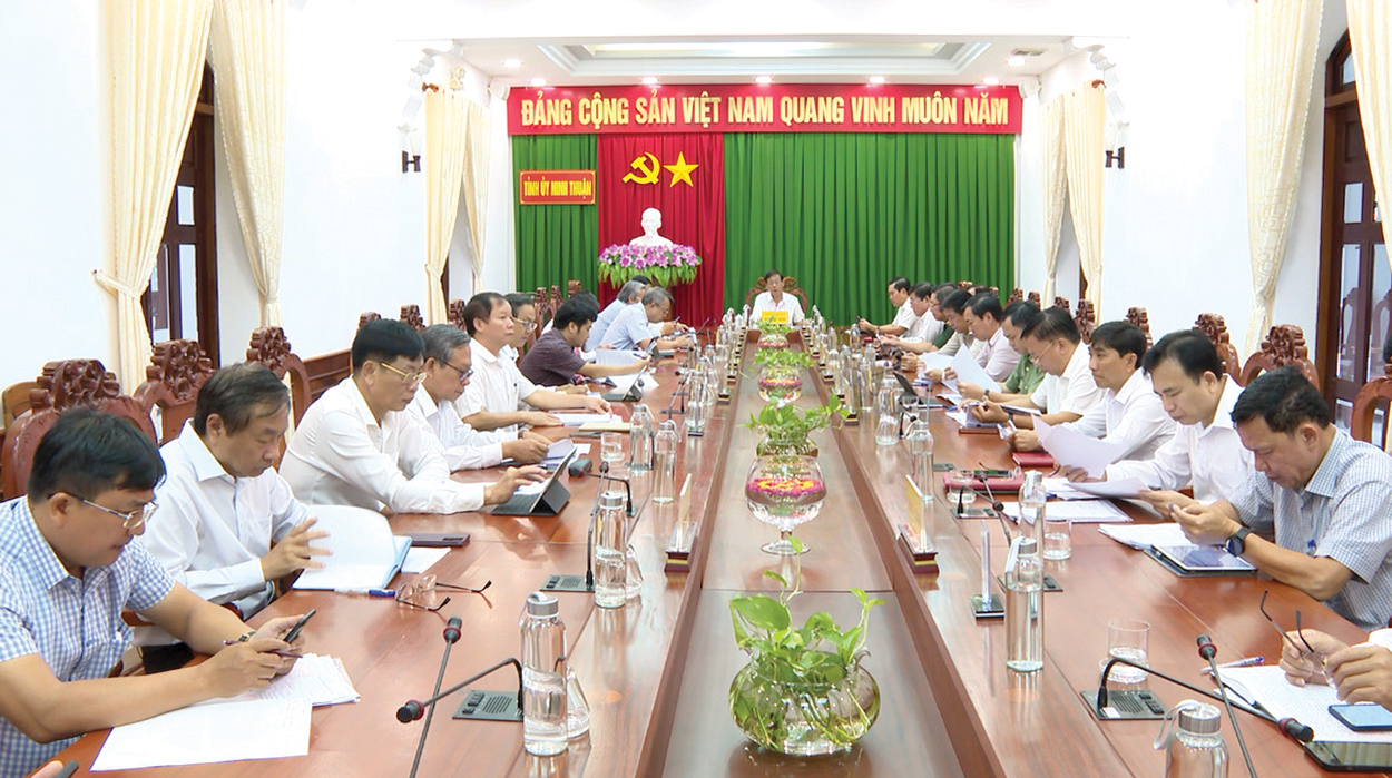 Đồng chí Nguyễn Đức Thanh - Ủy viên Trung ương Đảng, Bí thư Tỉnh ủy Ninh Thuận (giữa) chủ trì Hội nghị Ban Thường vụ Tỉnh ủy Ninh Thuận lần thứ 56.